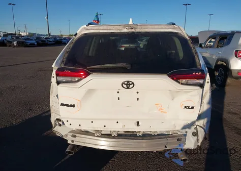 2021 Toyota Rav4 Xle z USA, uszkodzony, nr VIN 2T3W1RFV8MW160434